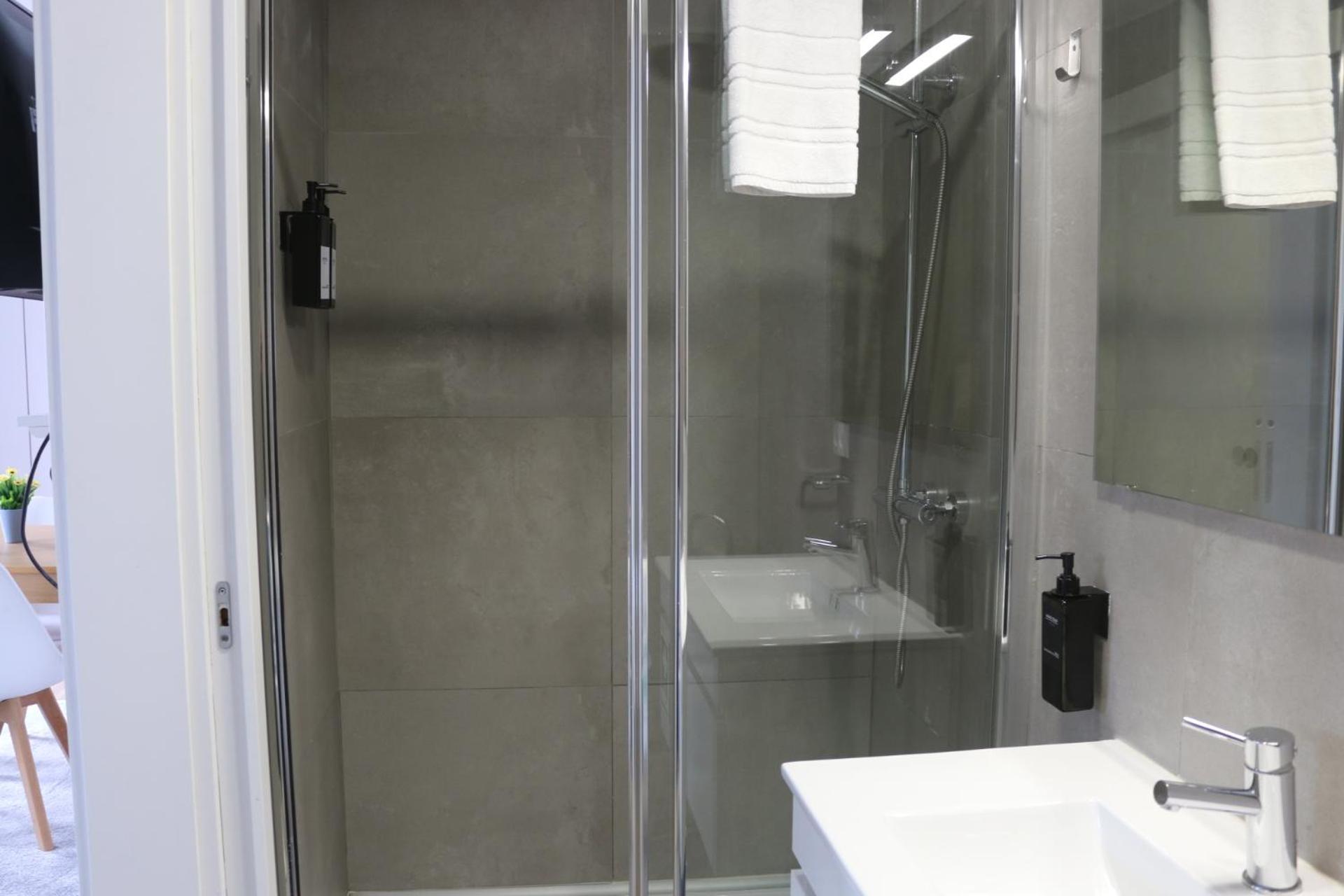 9 Min Metro To Downtown, For Couples& Free Parking Apartamento Porto
