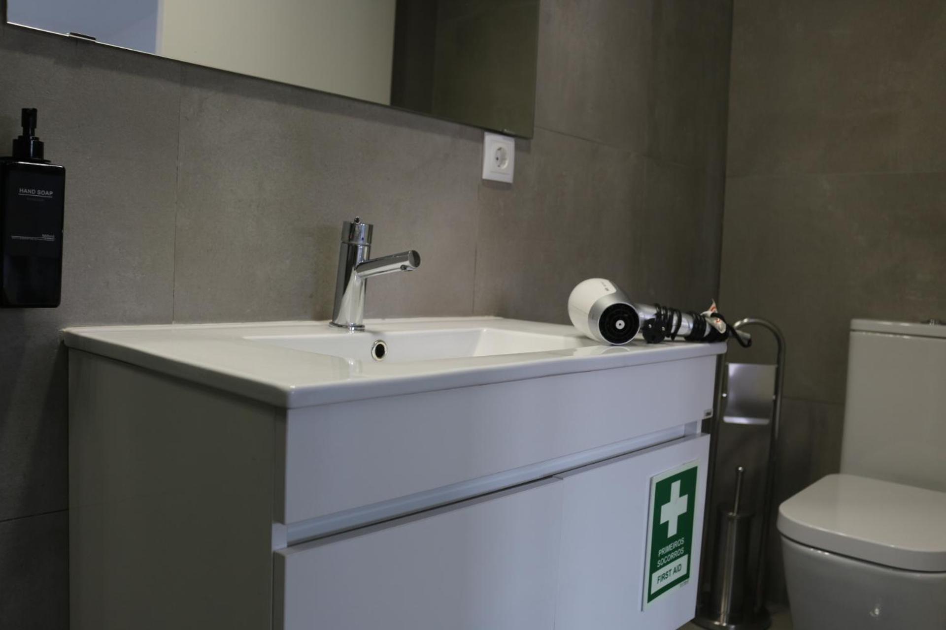9 Min Metro To Downtown, For Couples& Free Parking Porto